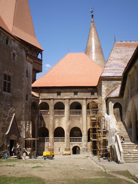 Castelul Huniazilor (curtea interioară)